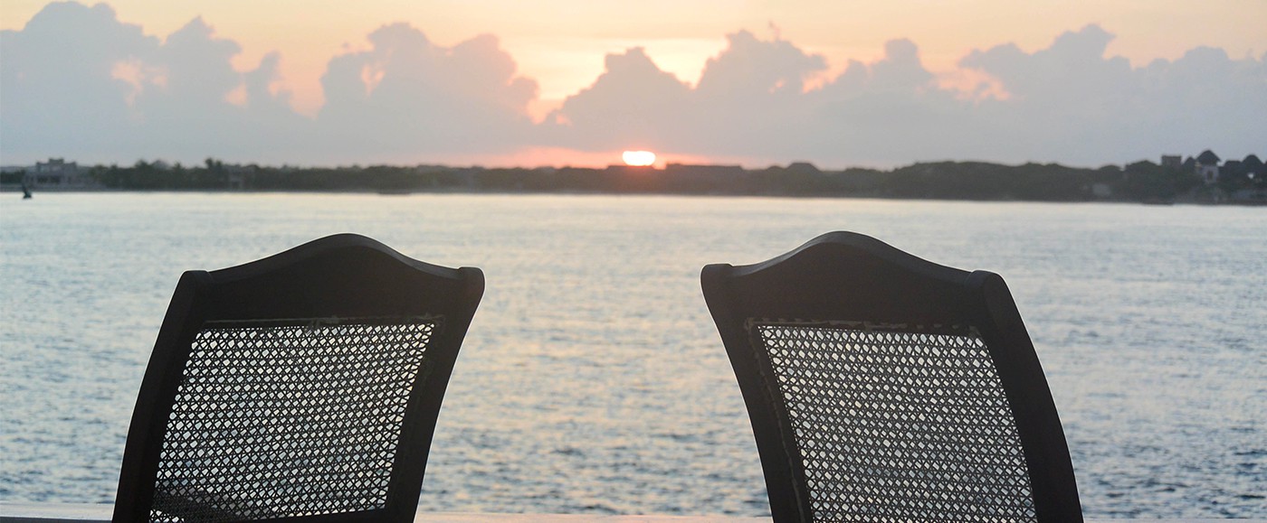 Lever de soleil sur Manda en face, depuis la terrasse de Forodhani House.