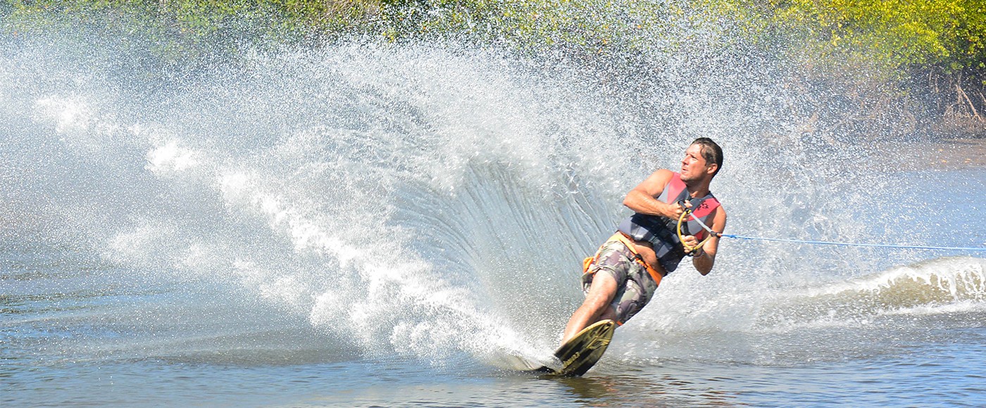 Les champions de monoski ou de wake-board sont servis, conditions idéales pour s’amuser tout au long de l’année.