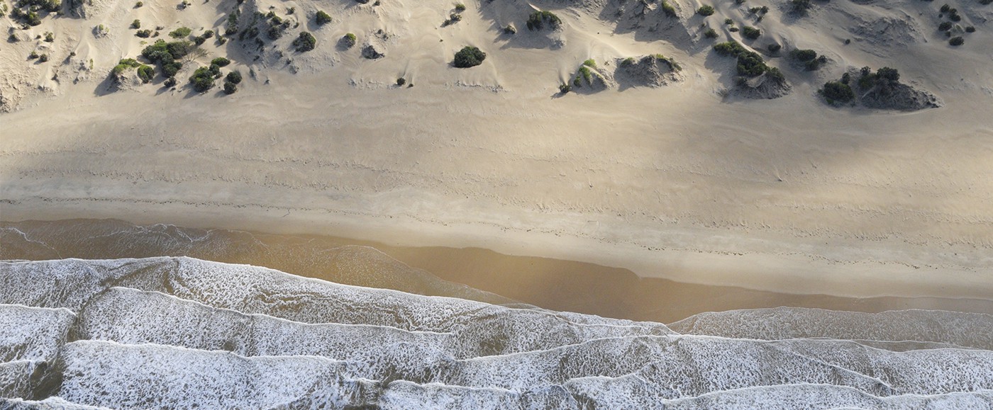La plage de Shella, Lamu à la saison du vent Kuzi, un peu plus de vagues.