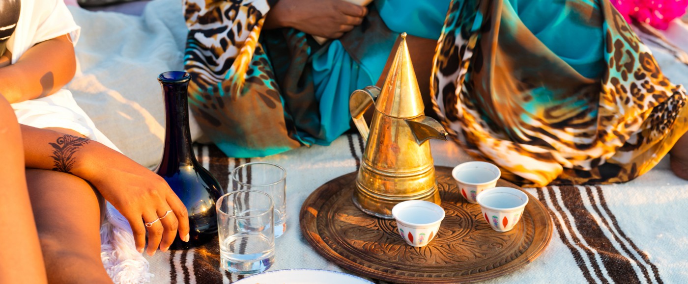 Or you may prefer to take a coffee or drink with samosas direct on the beach...